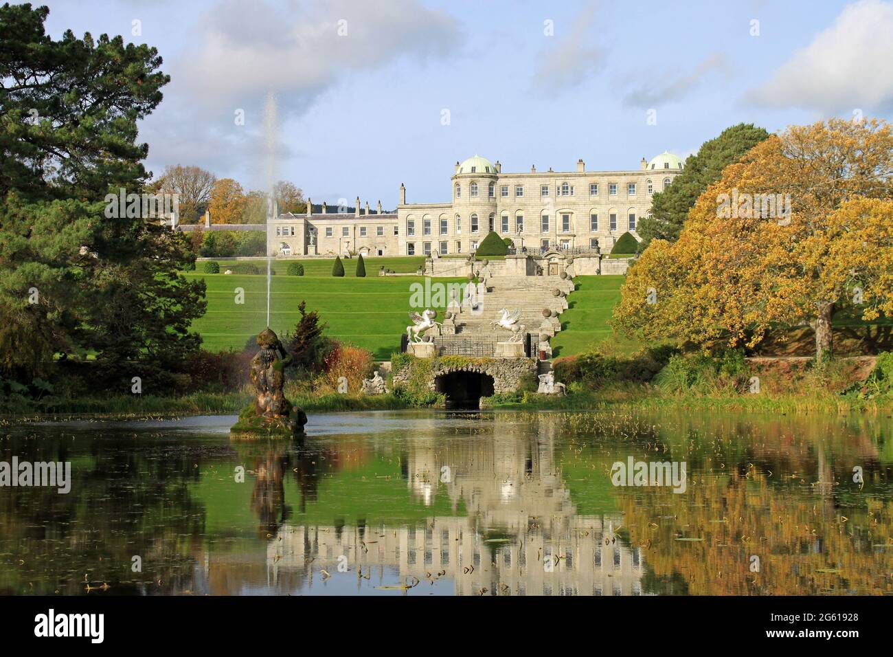 La belle et historique Powerscourt House et les jardins dans le comté de Wicklow, Irlande. Banque D'Images