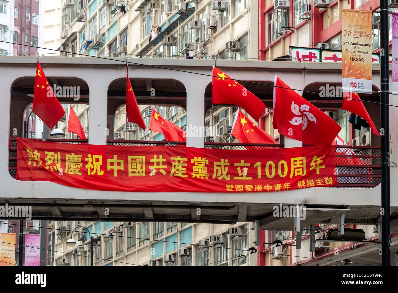 Hong Kong, Chine. 1er juillet 2021. HONG KONG, HONG KONG SAR, CHINE : 1ER JUILLET 2021. Les drapeaux chinois dépassent les drapeaux de Hong Kong dans certaines parties de Hong Kong à l'occasion du 24e anniversaire de la remise de Hong Kong à la Chine de la Grande-Bretagne en 1997. Il coïncide avec le 100e anniversaire du parti communiste en Chine. North point, avec une grande population patriotique de la province du Fujian, a été le site de nombreuses batailles de rue pendant les manifestations de Hong Kong. Alamy Live News/Jayne Russell Credit: Jayne Russell/Alamy Live News Banque D'Images