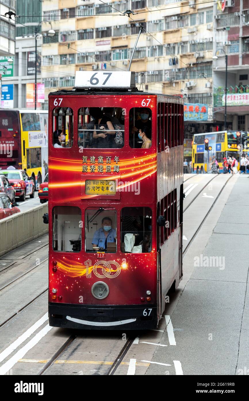 Hong Kong, Chine. 1er juillet 2021. HONG KONG, HONG KONG SAR, CHINE : 1ER JUILLET 2021. Un tramway emblématique de Hong Kong est décoré pour célébrer le 100e anniversaire du parti communiste chinois. Alamy Live News/Jayne Russell Credit: Jayne Russell/Alamy Live News Banque D'Images