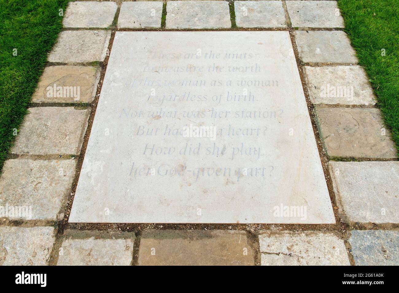 Une pierre pavée gravée d'un extrait inspiré de la mesure d'UN poème de l'homme qui se trouve devant la statue de Diana, princesse de Galles, dans le jardin en contrebas de Kensington Palace, Londres. L'inscription se lit comme suit: «ce sont les unités pour mesurer la valeur, de cette femme comme une femme indépendamment de la naissance. Pas quelle était sa station? Mais avait-elle un cœur ? Comment a-t-elle joué sa partie donnée par Dieu ? » Date de la photo : jeudi 1er juillet 2021. Banque D'Images