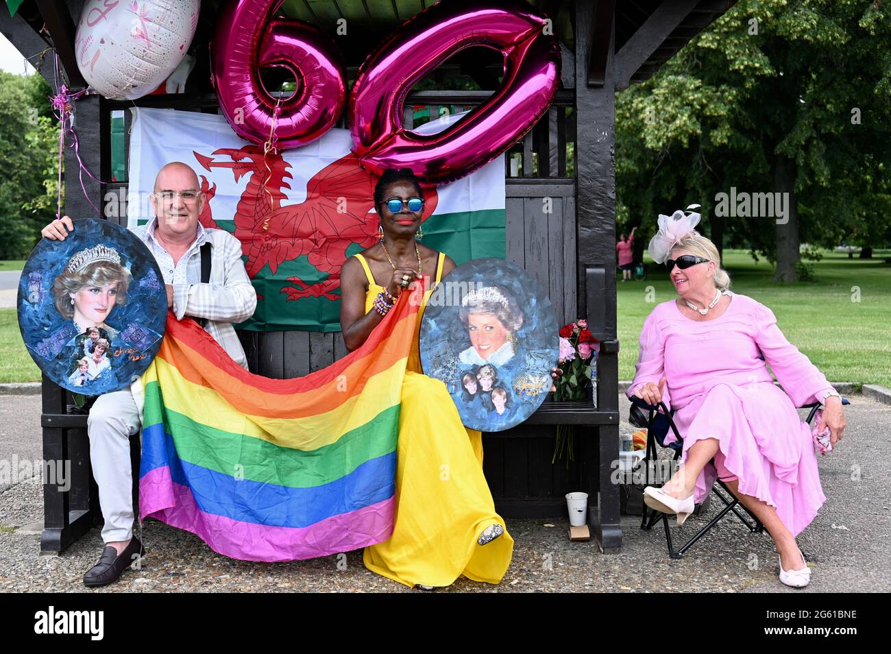Londres, Royaume-Uni. Admirateurs royaux, hommages floraux à la princesse Diana. À l'occasion du 60e anniversaire de la princesse Diana, le prince William et le prince Harry ont dévoilé une nouvelle statue d'elle. Palais de Kensington, Kensington. Crédit : michael melia/Alay Live News Banque D'Images
