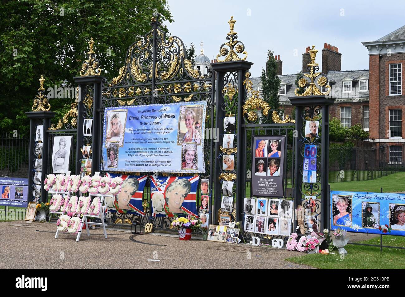 Londres, Royaume-Uni. Hommages floraux à la princesse Diana. À l'occasion du 60e anniversaire de la princesse Diana, le prince William et le prince Harry ont dévoilé une nouvelle statue d'elle. Palais de Kensington, Kensington. Crédit : michael melia/Alay Live News Banque D'Images