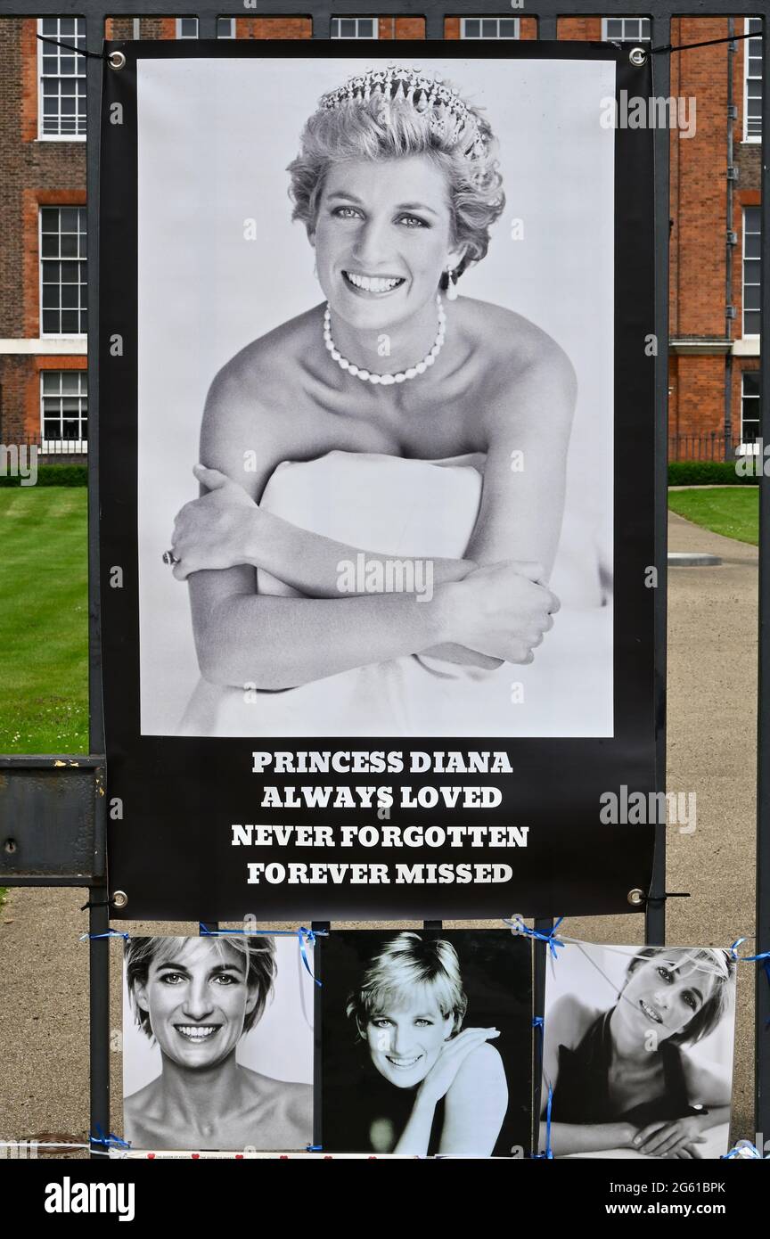 Londres, Royaume-Uni. Hommages floraux à la princesse Diana. À l'occasion du 60e anniversaire de la princesse Diana, le prince William et le prince Harry ont dévoilé une nouvelle statue d'elle. Palais de Kensington, Kensington. Crédit : michael melia/Alay Live News Banque D'Images