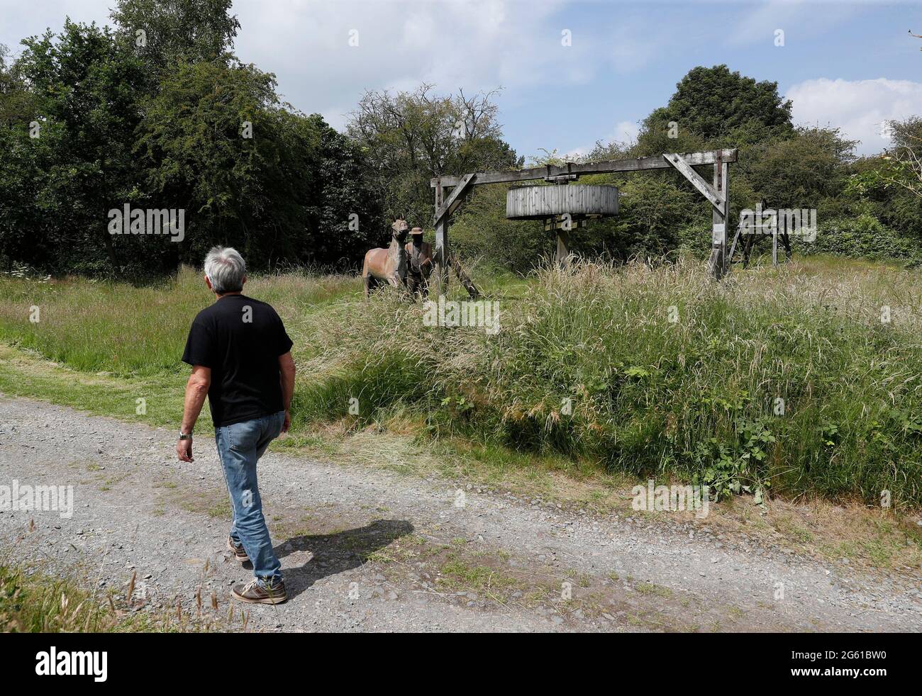 Swannington, Leicestershire, Royaume-Uni. 1er juillet 2021. Un homme marche à côté d'une réplique de cheval gin sur l'emplacement d'une ancienne mine de charbon. Swannington est une ancienne mine Banque D'Images
