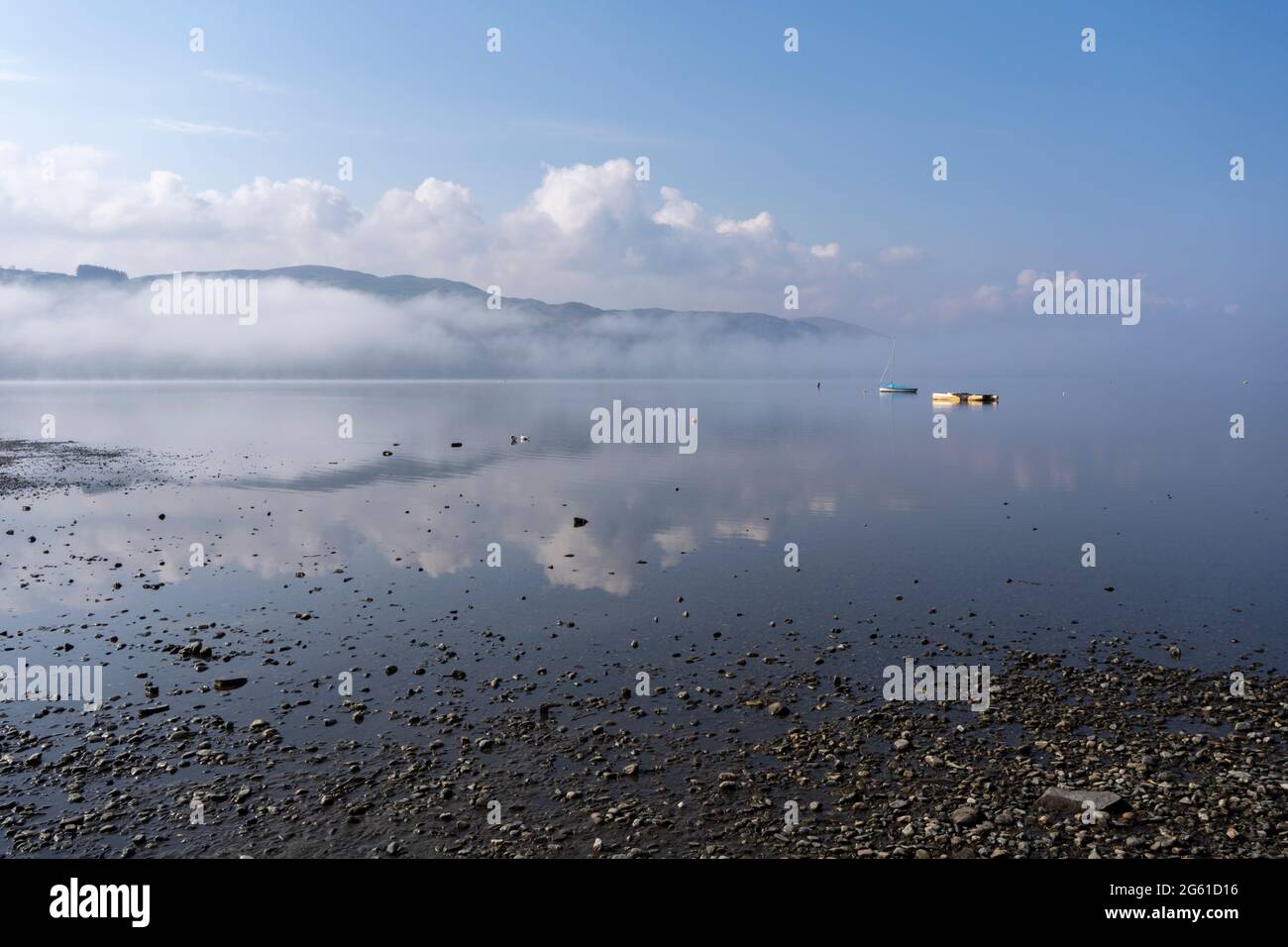 Brume matinale sur le lac Llyn Tegid ou Bala à Gwynedd, au pays de Galles. Banque D'Images
