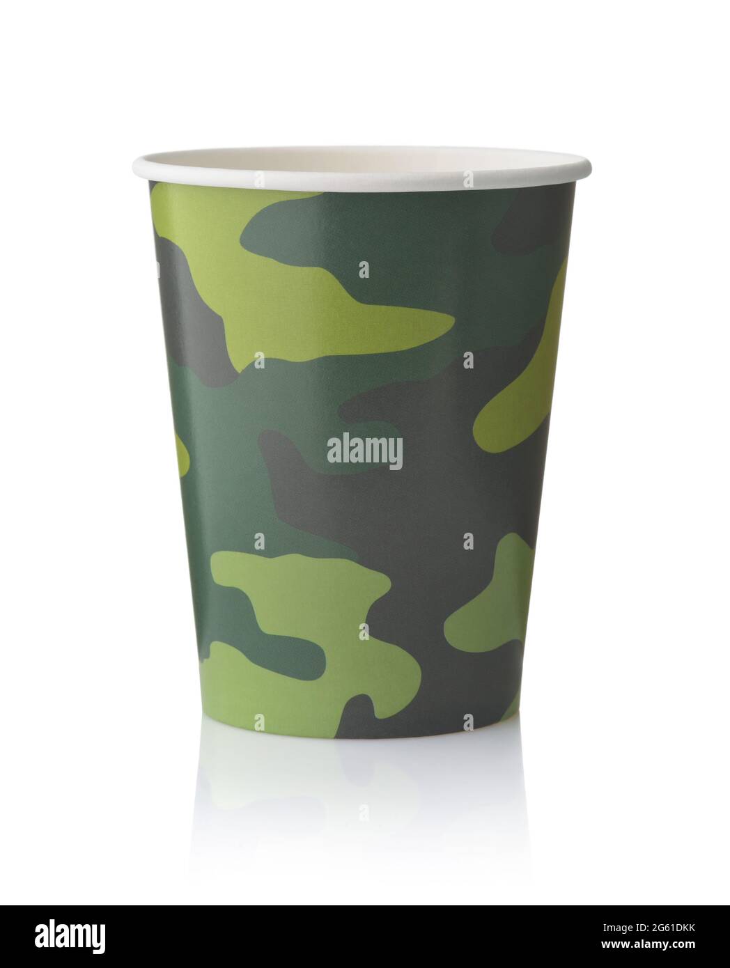 Vue avant de la tasse de camouflage jetable en papier isolée sur blanc Banque D'Images