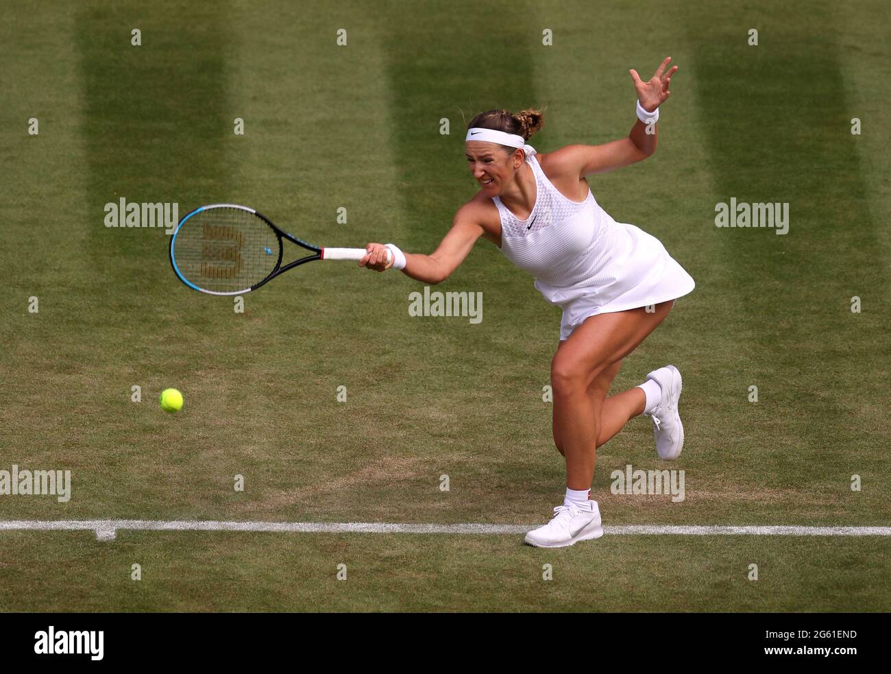 Victoria Azarenka contre Sorana Cirstea lors du deuxième match sur le court 1 le quatrième jour de Wimbledon au All England Lawn tennis and Croquet Club, Wimbledon. Date de la photo : jeudi 1er juillet 2021. Banque D'Images