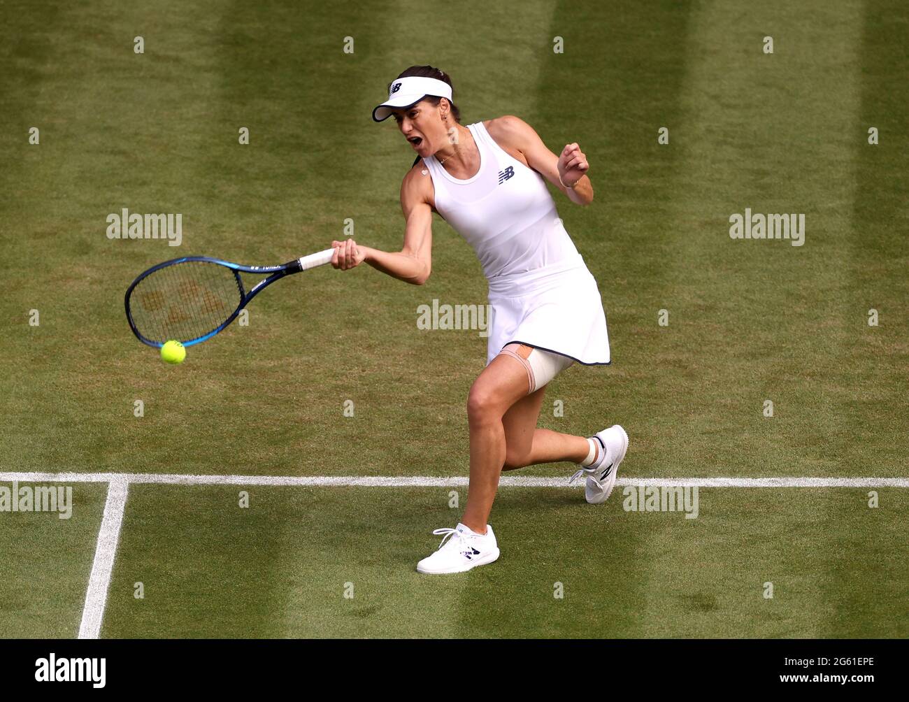 Sorana Cirstea contre Victoria Azarenka lors du deuxième match sur le court 1 le quatrième jour de Wimbledon au All England Lawn tennis and Croquet Club, Wimbledon. Date de la photo : jeudi 1er juillet 2021. Banque D'Images