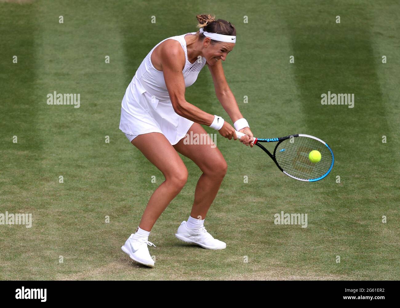 Victoria Azarenka contre Sorana Cirstea lors du deuxième match sur le court 1 le quatrième jour de Wimbledon au All England Lawn tennis and Croquet Club, Wimbledon. Date de la photo : jeudi 1er juillet 2021. Banque D'Images