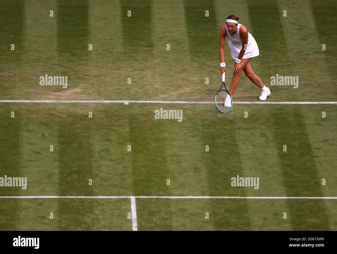 Victoria Azarenka contre Sorana Cirstea lors du deuxième match sur le court 1 le quatrième jour de Wimbledon au All England Lawn tennis and Croquet Club, Wimbledon. Date de la photo : jeudi 1er juillet 2021. Banque D'Images