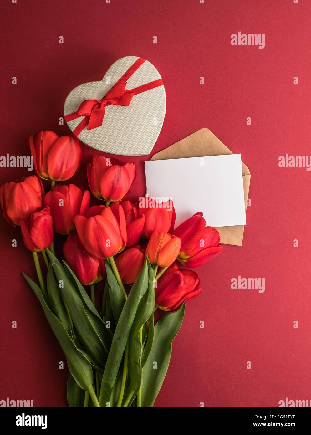 Bouquet De Tulipes Rouges Et Boite Cadeau De Coeur Isolee Sur Fond Rouge Fleurs De Printemps Carte De Voeux Pour Anniversaire Femme Fete Des Meres Mariage Valen Photo Stock Alamy