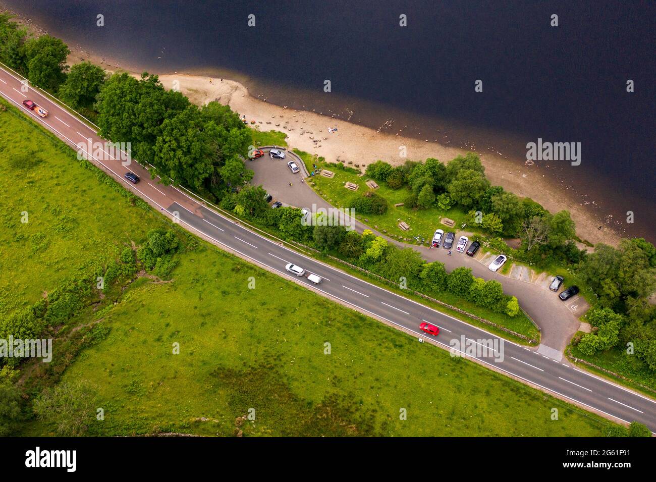 Loch Lubnaig, Loch Lomonnd et Parc national de Trossachs, Écosse, Royaume-Uni. 1er juillet 2021. PHOTO : vue aérienne de drone en regardant depuis le dessus du Loch Lubnaig montrant les niveaux d'eau bas qui ont exposé des plages de pierre tout le long du périmètre du côté du loch, qui autrement serait sous l'eau tourbée sombre. Crédit : Colin Fisher/Alay Live News Banque D'Images