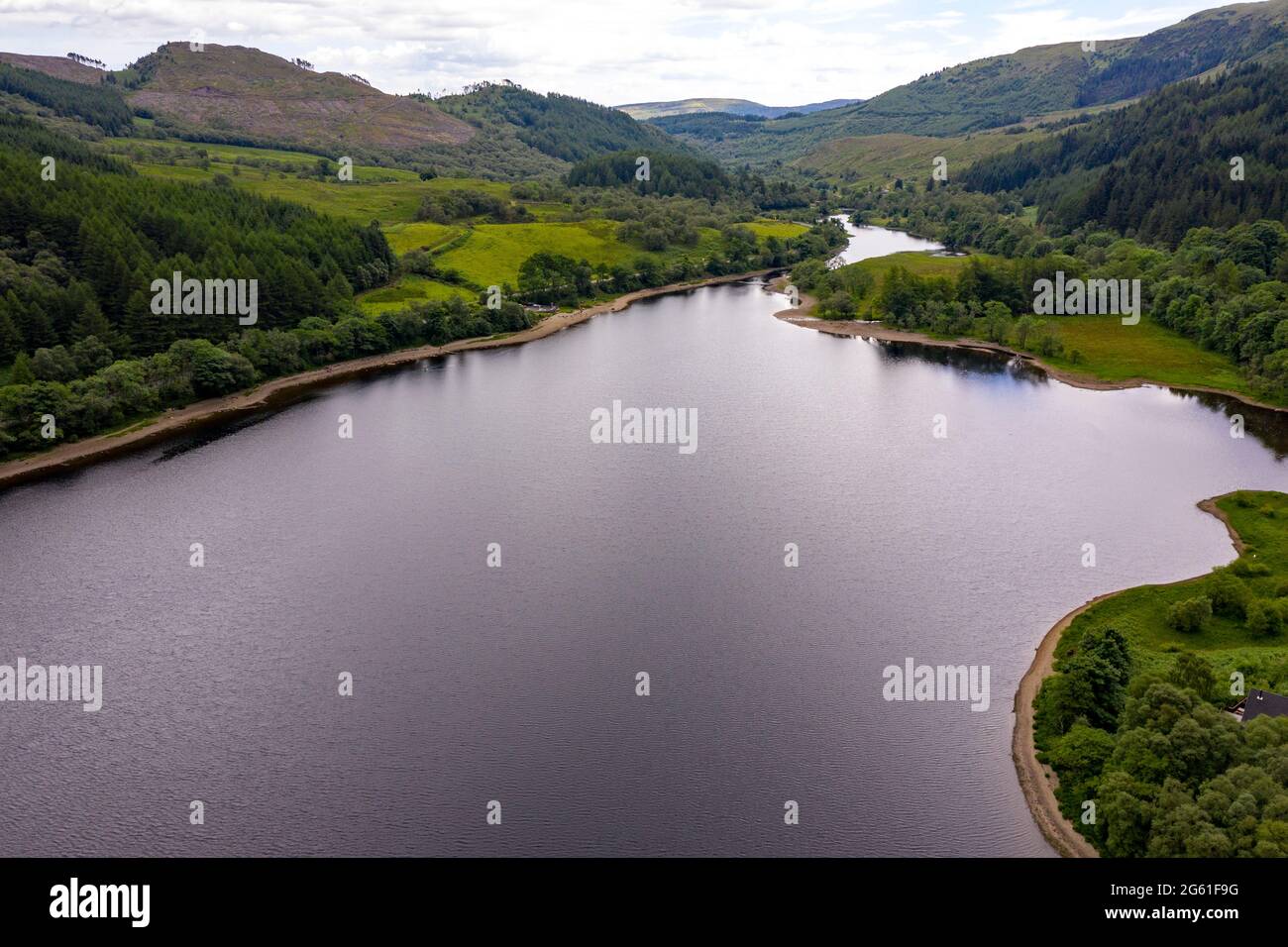 Loch Lubnaig, Loch Lomonnd et Parc national de Trossachs, Écosse, Royaume-Uni. 1er juillet 2021. PHOTO : vue aérienne de drone en regardant depuis le dessus du Loch Lubnaig montrant les niveaux d'eau bas qui ont exposé des plages de pierre tout le long du périmètre du côté du loch, qui autrement serait sous l'eau tourbée sombre. Crédit : Colin Fisher/Alay Live News Banque D'Images