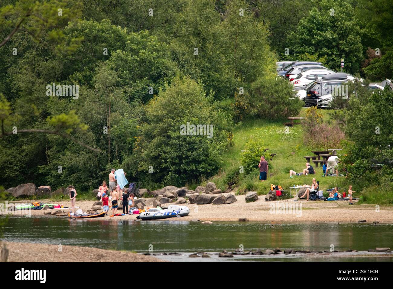 Loch Lubnaig, Loch Lomonnd et Parc national de Trossachs, Écosse, Royaume-Uni. 1er juillet 2021. PHOTO : les gens se détendent sur la plage de galets et de pierres du Loch Lubnaig. Les gens emportent avec eux leurs bateaux pneumatiques sur le loch et ont des barbecues et des pique-niques sur le côté du loch dans la chaleur étouffante. Crédit : Colin Fisher/Alay Live News Banque D'Images