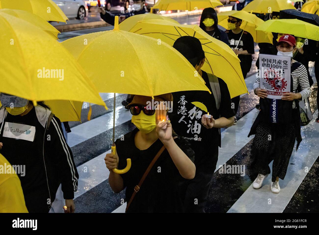 Un manifestant faisant le geste de liberté de 3 doigts, pendant la manifestation.le 1er juillet marque le 100e anniversaire de la fondation du PCC (Parti communiste chinois) et le 24e anniversaire de la remise de Hong Kong à la Chine. Les partisans du PCC sont descendus dans la rue pour célébrer la fête tandis que les manifestants pro-démocratie de Hong Kong défilent également dans la capitale pour exprimer leur position politique. (Photo par Viola Kam / SOPA Images / Sipa USA) Banque D'Images