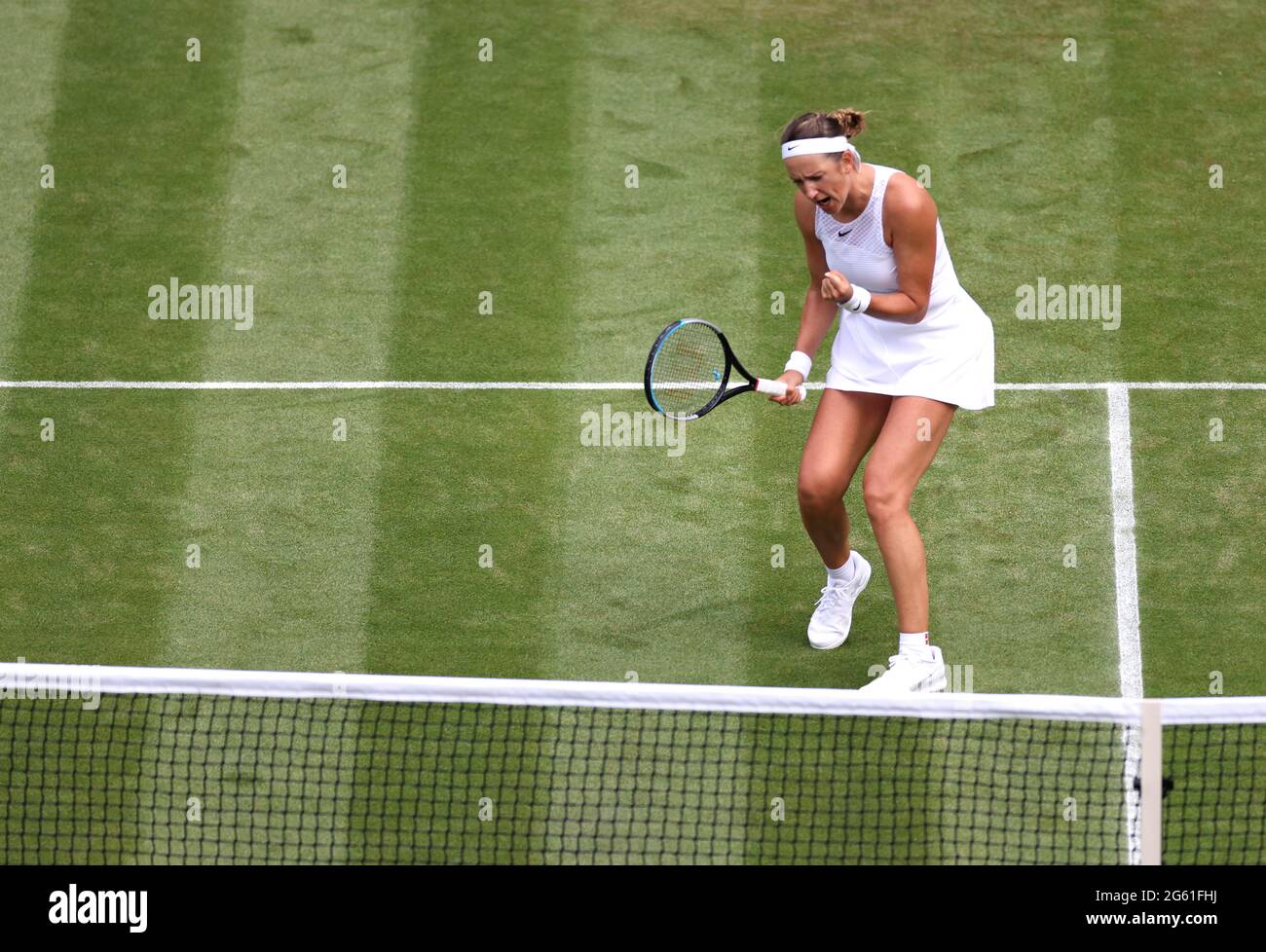Victoria Azarenka contre Sorana Cirstea lors du deuxième match sur le court 1 le quatrième jour de Wimbledon au All England Lawn tennis and Croquet Club, Wimbledon. Date de la photo : jeudi 1er juillet 2021. Banque D'Images