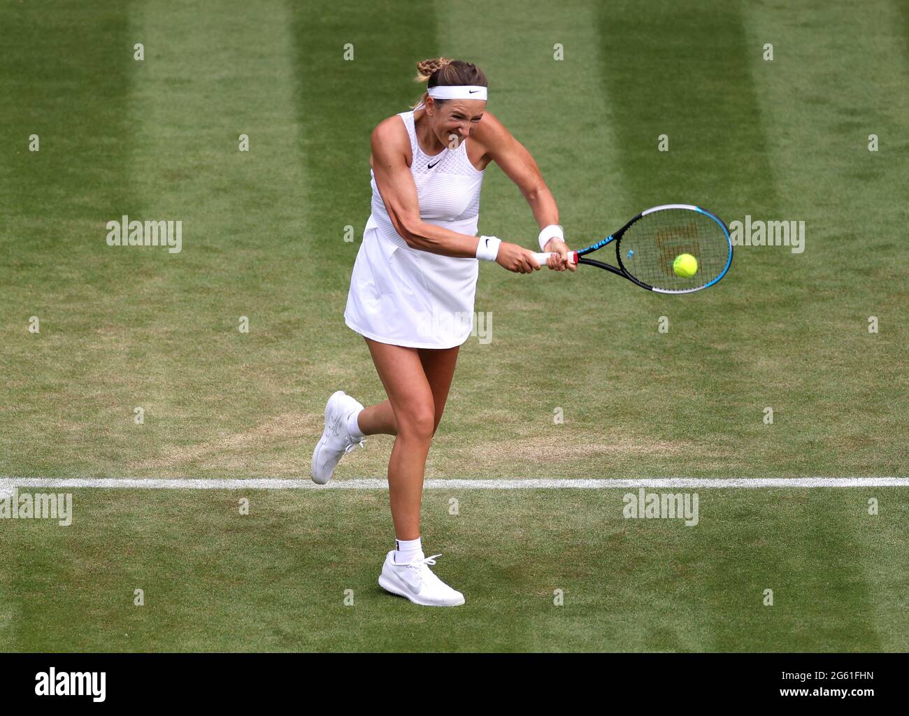 Victoria Azarenka contre Sorana Cirstea lors du deuxième match sur le court 1 le quatrième jour de Wimbledon au All England Lawn tennis and Croquet Club, Wimbledon. Date de la photo : jeudi 1er juillet 2021. Banque D'Images