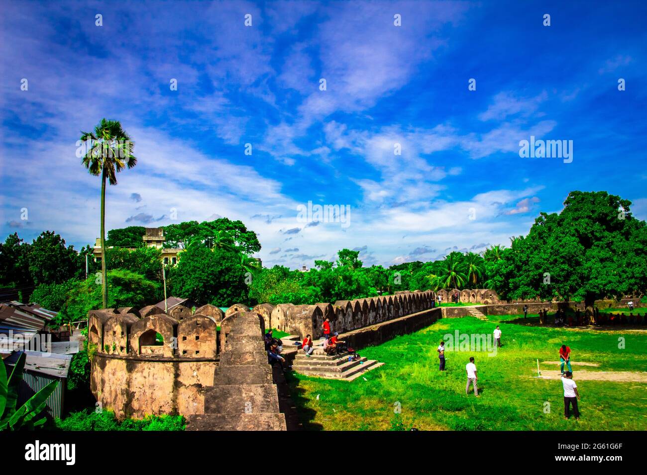 L'architecture de l'ancien fort rouge, les gens jouent sur le terrain, j'ai capturé cette image le 21 septembre 2018, de Narayanganj, Bangladesh, Banque D'Images