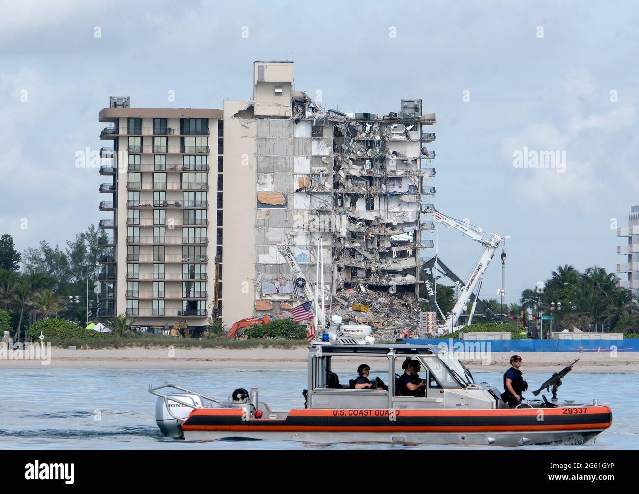 Surfside, États-Unis. 1er juillet 2021. Les secouristes ont temporairement arrêté la recherche de victimes en raison d'un changement dans les décombres d'un immeuble d'habitation partiellement effondré à Surfside, en Floride, le jeudi 1er juillet 2021. Un bateau de police patrouille l'eau près de l'effondrement en raison d'une visite du président Biden dans la région aujourd'hui. Photo de Gary I Rothstein/UPI crédit: UPI/Alay Live News Banque D'Images