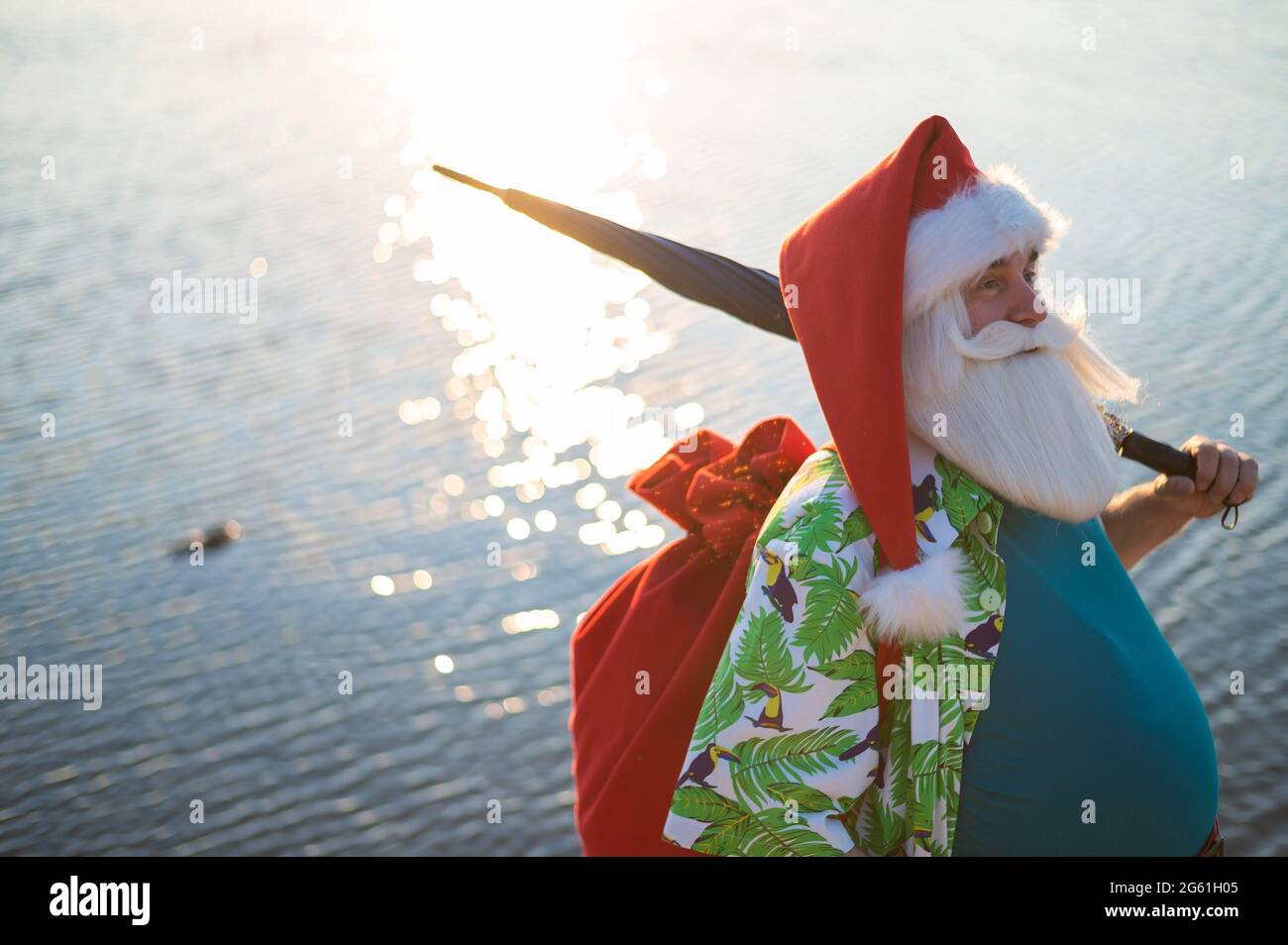 Le Père noël en été au bord de l'eau Banque D'Images