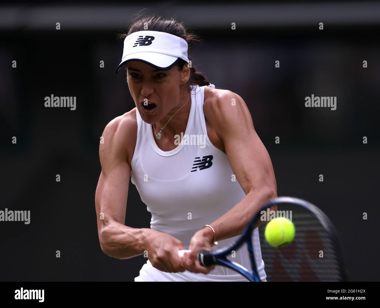 Sorana Cirstea contre Victoria Azarenka lors du deuxième match sur le court 1 le quatrième jour de Wimbledon au All England Lawn tennis and Croquet Club, Wimbledon. Date de la photo : jeudi 1er juillet 2021. Banque D'Images