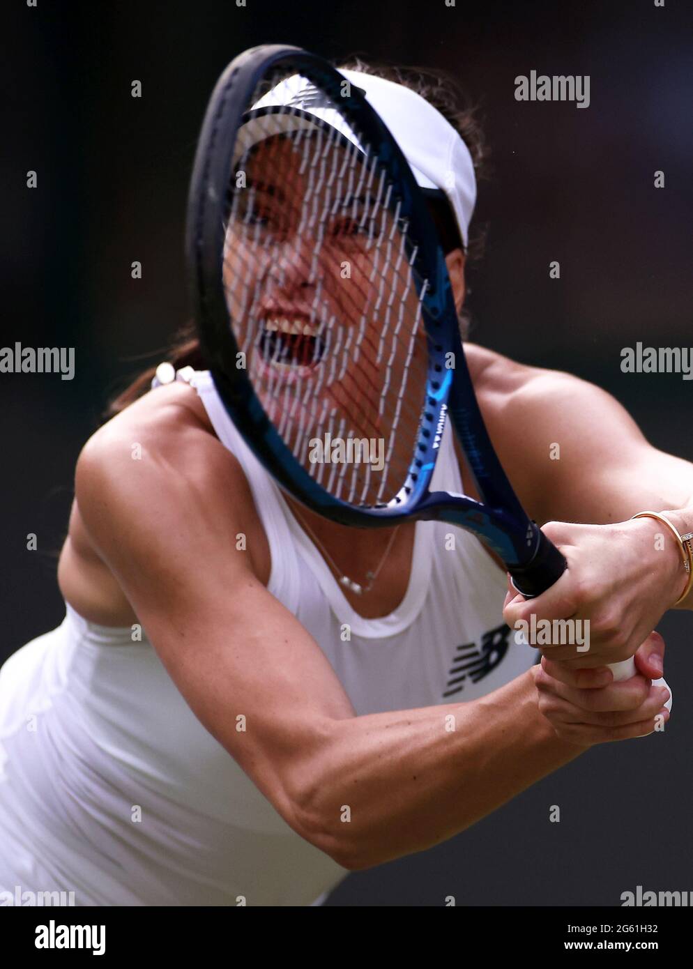 Sorana Cirstea contre Victoria Azarenka lors du deuxième match sur le court 1 le quatrième jour de Wimbledon au All England Lawn tennis and Croquet Club, Wimbledon. Date de la photo : jeudi 1er juillet 2021. Banque D'Images