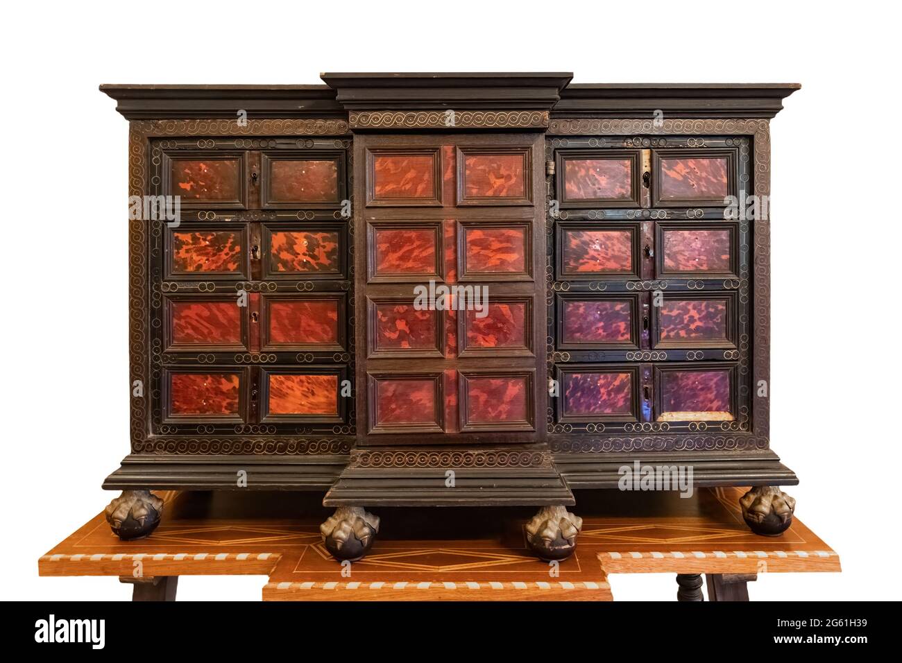 Mobilier en bois d'origine espagnole appelé Bargueño, fabriqué entre les XVIe et XVIIIe siècles, pour l'écriture ou le classement de papiers, Banque D'Images