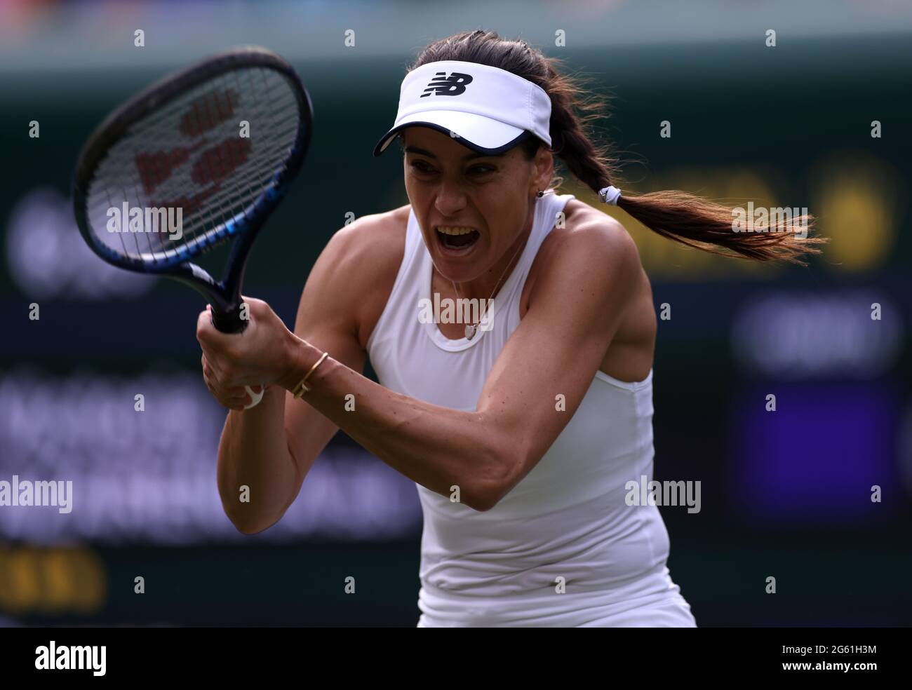 Sorana Cirstea contre Victoria Azarenka lors du deuxième match sur le court 1 le quatrième jour de Wimbledon au All England Lawn tennis and Croquet Club, Wimbledon. Date de la photo : jeudi 1er juillet 2021. Banque D'Images