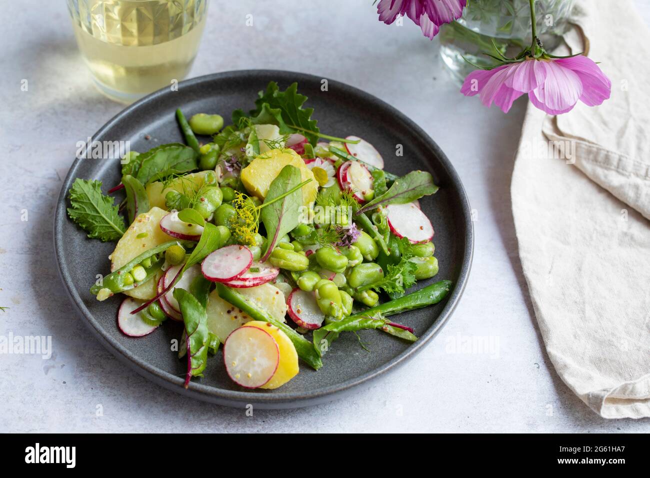 Salade saine avec pommes de terre, fèves et feuilles de salade d'été Banque D'Images