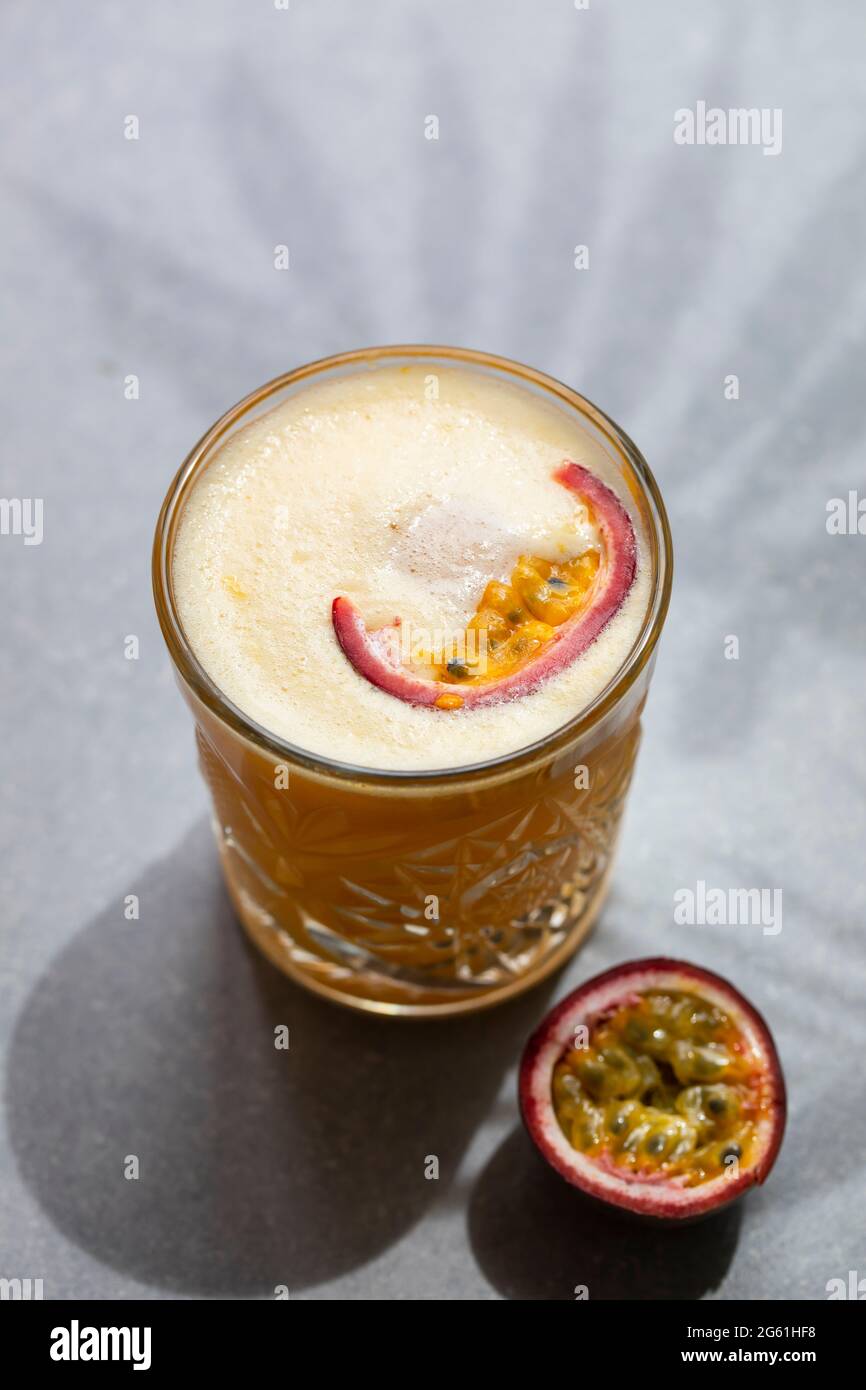 Cocktail alcoolique fruit de la passion aigre d'été Banque D'Images