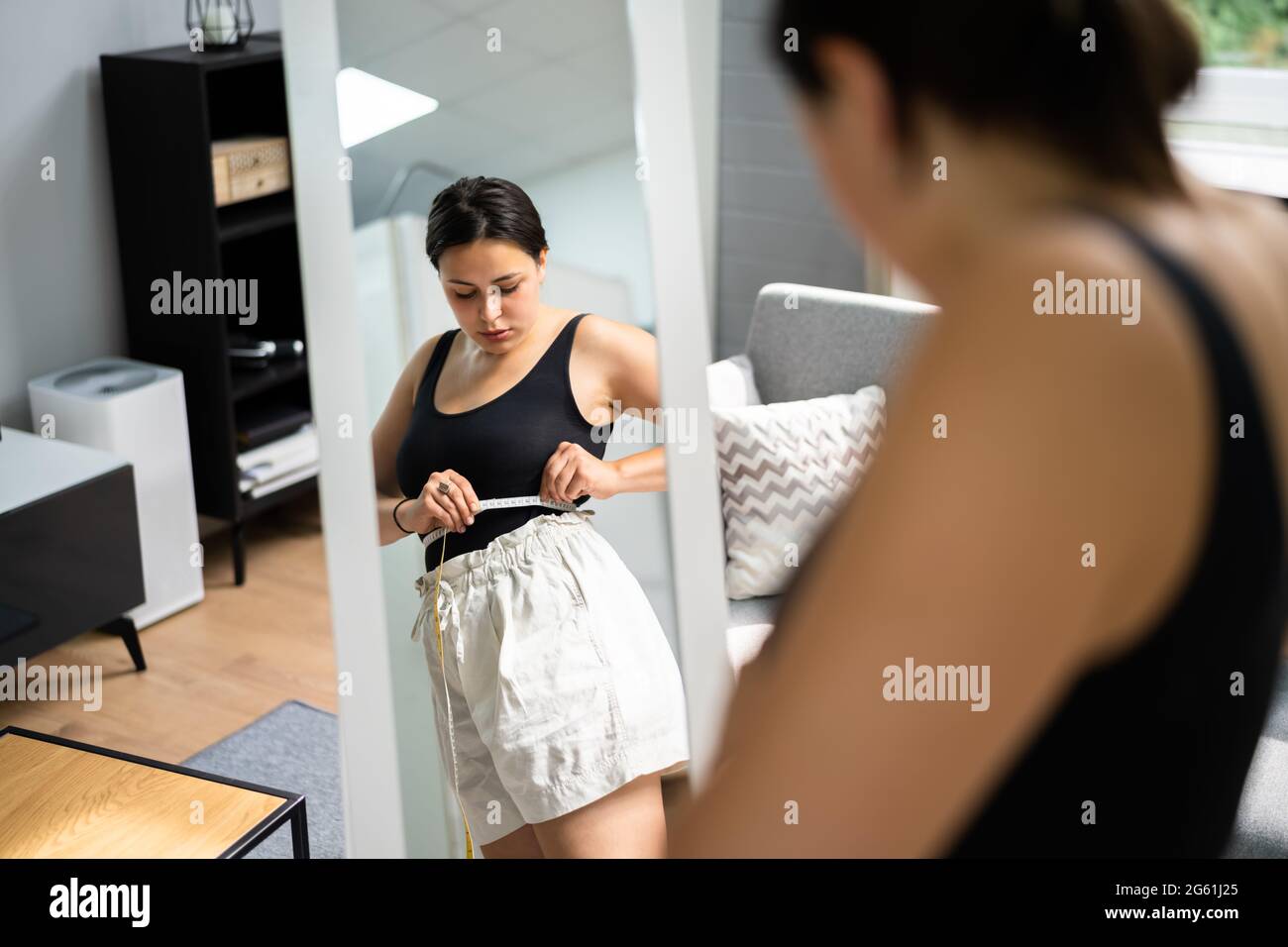 Femme perte de poids et régime. Mesure de la taille de la dépression triste  Photo Stock - Alamy