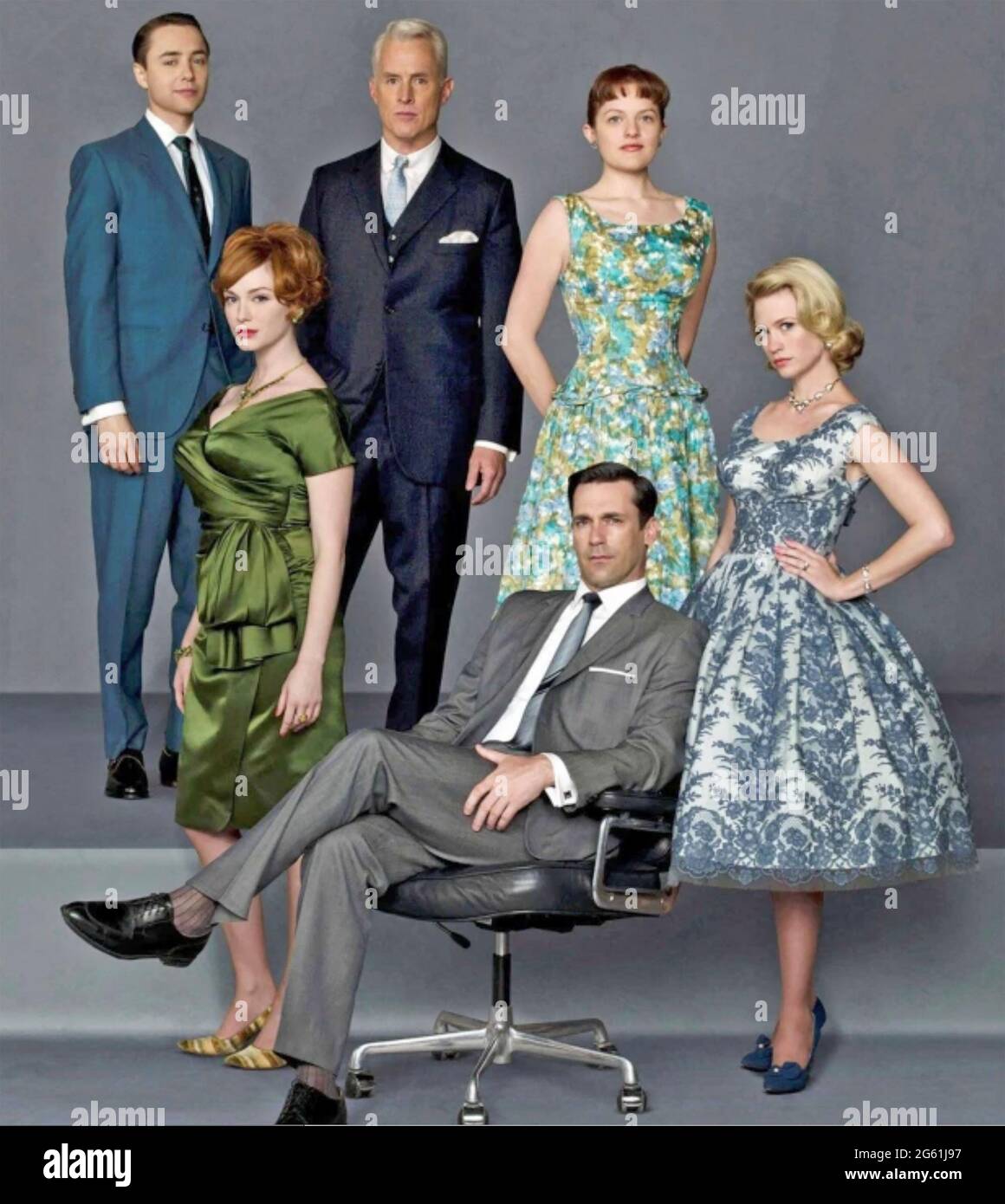 MAD MEN Lionsgate série télévisée basée sur une agence de publicité de Madison Avenue dans les années 60-7O qui a initialement couru de 2007-2015. Principaux acteurs de gauche : Vincent Kartheiser, Christina Hendricks, John Slattery, Elizabeth Moss, Joe Hamm (assis), Janvier Jones Banque D'Images