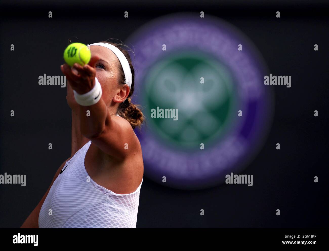 Victoria Azarenka contre Sorana Cirstea lors du deuxième match sur le court 1 le quatrième jour de Wimbledon au All England Lawn tennis and Croquet Club, Wimbledon. Date de la photo : jeudi 1er juillet 2021. Banque D'Images