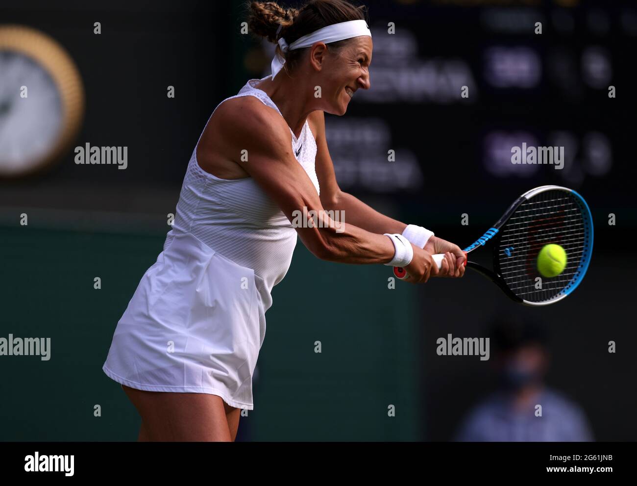 Victoria Azarenka contre Sorana Cirstea lors du deuxième match sur le court 1 le quatrième jour de Wimbledon au All England Lawn tennis and Croquet Club, Wimbledon. Date de la photo : jeudi 1er juillet 2021. Banque D'Images
