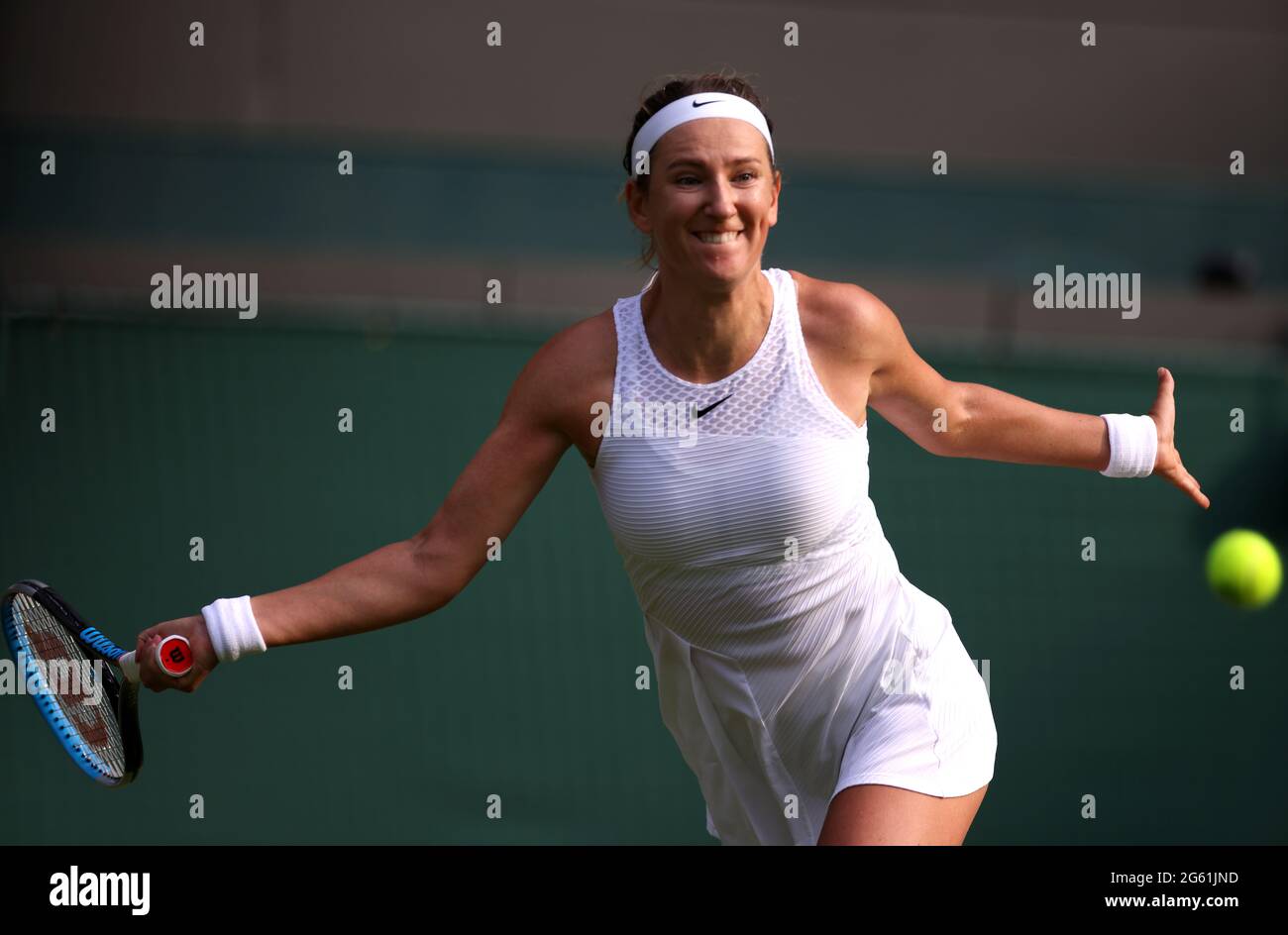 Victoria Azarenka contre Sorana Cirstea lors du deuxième match sur le court 1 le quatrième jour de Wimbledon au All England Lawn tennis and Croquet Club, Wimbledon. Date de la photo : jeudi 1er juillet 2021. Banque D'Images