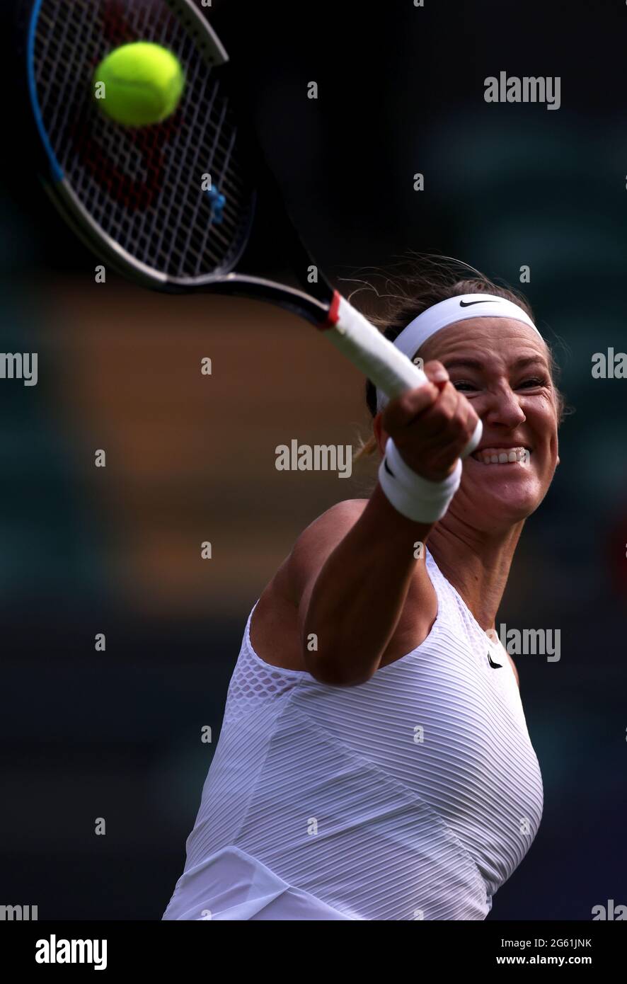 Victoria Azarenka contre Sorana Cirstea lors du deuxième match sur le court 1 le quatrième jour de Wimbledon au All England Lawn tennis and Croquet Club, Wimbledon. Date de la photo : jeudi 1er juillet 2021. Banque D'Images