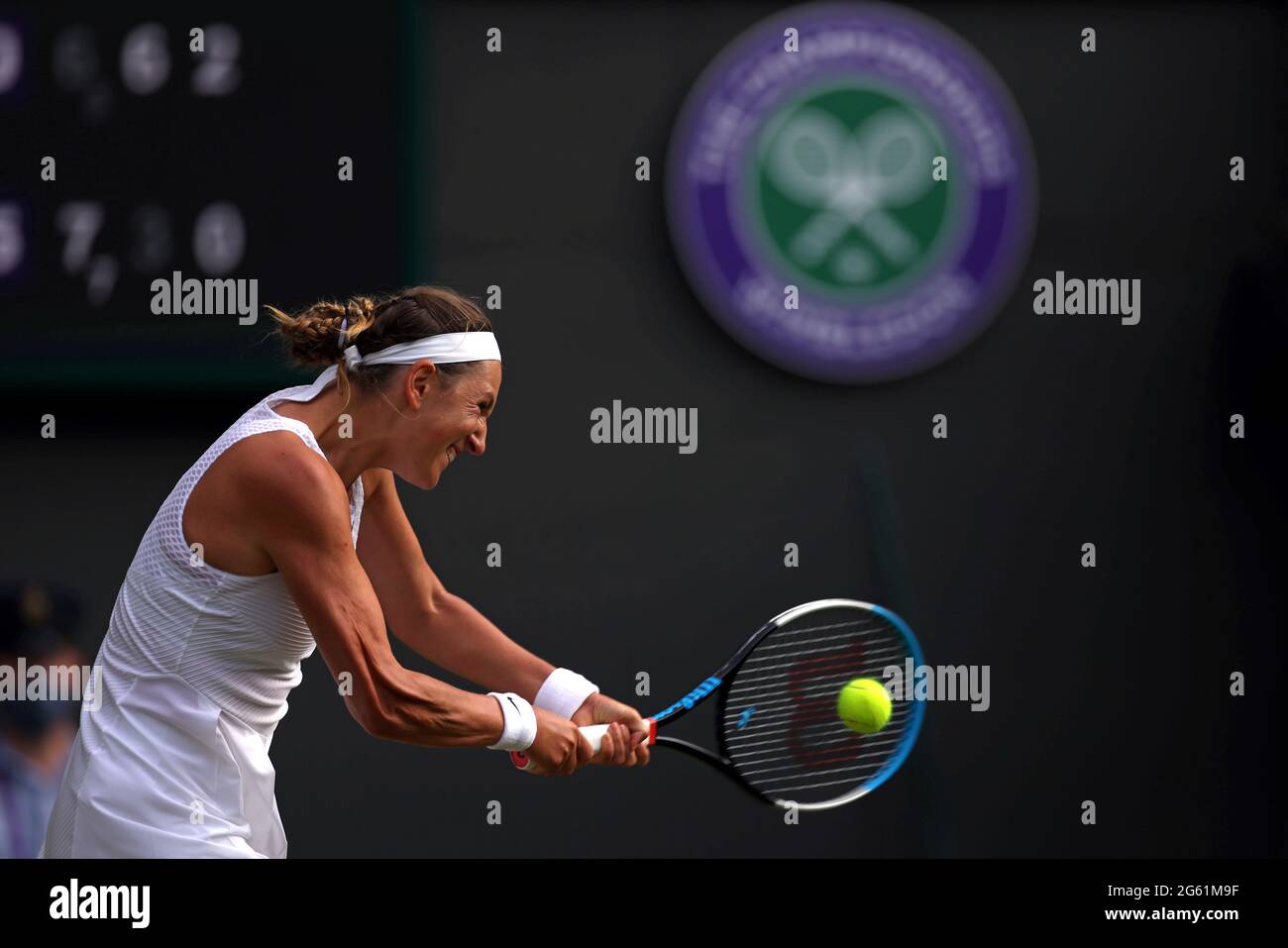 Victoria Azarenka contre Sorana Cirstea lors du deuxième match sur le court 1 le quatrième jour de Wimbledon au All England Lawn tennis and Croquet Club, Wimbledon. Date de la photo : jeudi 1er juillet 2021. Banque D'Images