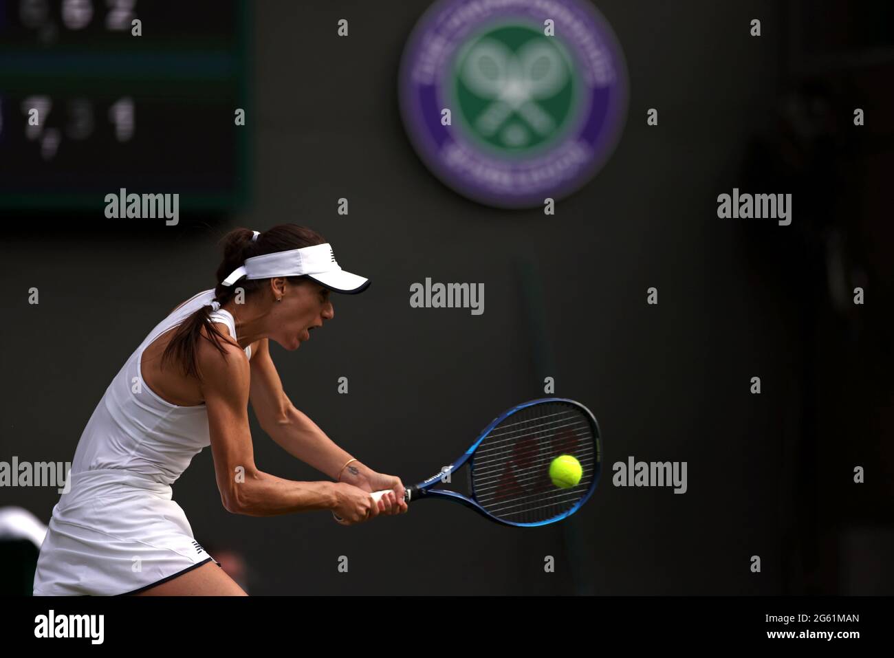 Sorana Cirstea contre Victoria Azarenka lors du deuxième match sur le court 1 le quatrième jour de Wimbledon au All England Lawn tennis and Croquet Club, Wimbledon. Date de la photo : jeudi 1er juillet 2021. Banque D'Images