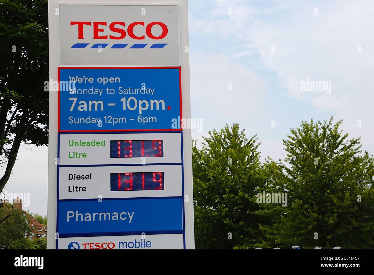 Ashford, Kent, Royaume-Uni. 01 juillet 2021. Dans cette image, les prix de l'essence et des carburants diesel sont identiques, ce qui, traditionnellement, est moins cher. Prix de l'essence. Crédit photo : Paul Lawrenson /Alay Live News Banque D'Images