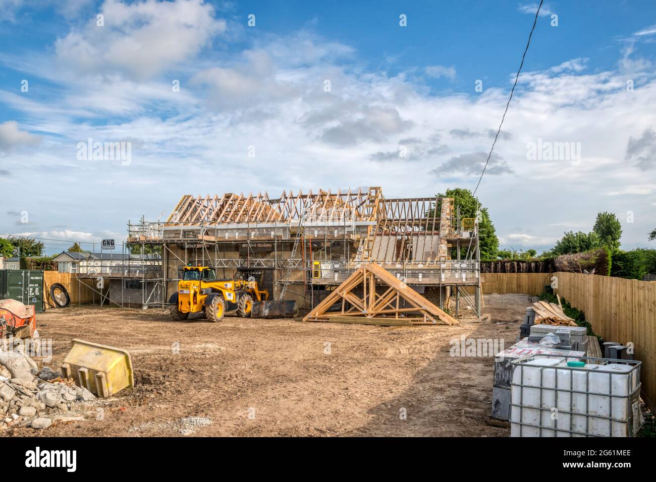 Ancienne maison individuelle dans le pays étant largement restaurée et reconstruite, y compris un nouveau toit. Banque D'Images