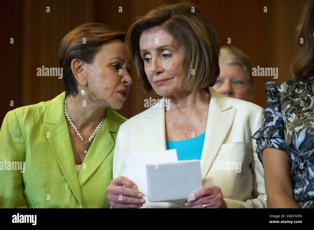 Washington, États-Unis. 1er juillet 2021. La Présidente de la Chambre Nancy Pelosi, D-CA et la Représentante Nydia Velazquez, D-N.Y., prennent la parole lors d'une conférence de presse du Caucus démocratique des femmes pour discuter de l'économie des soins, comprenant des services publics pour la garde des enfants, l'éducation de la petite enfance et les soins aux aînés, au Capitole des États-Unis à Washington DC, le jeudi 1er juillet 2021. Photo de Bonnie Cash/UPI Credit: UPI/Alay Live News Banque D'Images