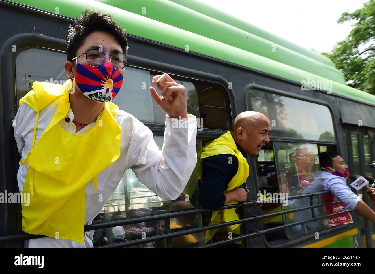 New Delhi, Inde. 1er juillet 2021. Des membres du Congrès de la jeunesse tibétaine protestent devant l'ambassade chinoise à New Delhi, en Inde, le jeudi 1er juillet 2021. La manifestation se produit à l'occasion du 100e anniversaire de la fondation du Parti communiste chinois. Photo par Abhishek/UPI crédit: UPI/Alay Live News Banque D'Images