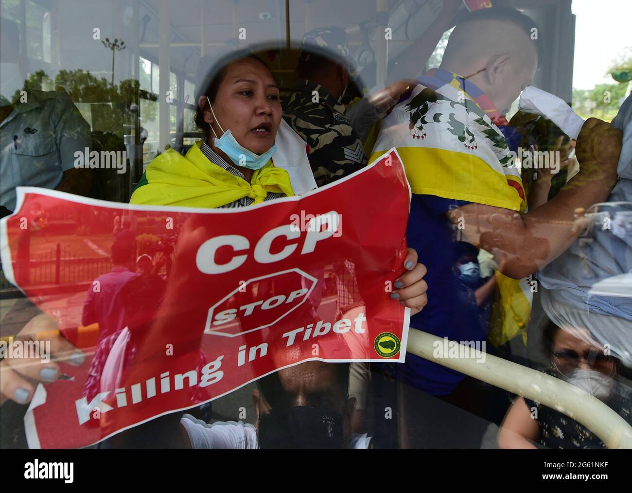 New Delhi, Inde. 1er juillet 2021. Des membres du Congrès de la jeunesse tibétaine protestent devant l'ambassade chinoise à New Delhi, en Inde, le jeudi 1er juillet 2021. La manifestation se produit à l'occasion du 100e anniversaire de la fondation du Parti communiste chinois. Photo par Abhishek/UPI crédit: UPI/Alay Live News Banque D'Images