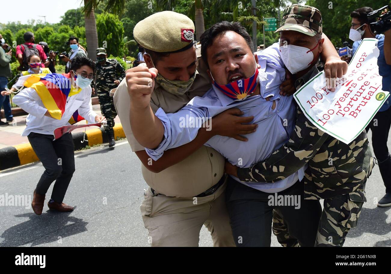 New Delhi, Inde. 1er juillet 2021. Des policiers indiens emprisonnent des membres du Congrès de la jeunesse tibétaine pour protester devant l'ambassade chinoise à New Delhi, en Inde, le jeudi 1er juillet 2021. La manifestation se produit à l'occasion du 100e anniversaire de la fondation du Parti communiste chinois. Photo par Abhishek/UPI crédit: UPI/Alay Live News Banque D'Images