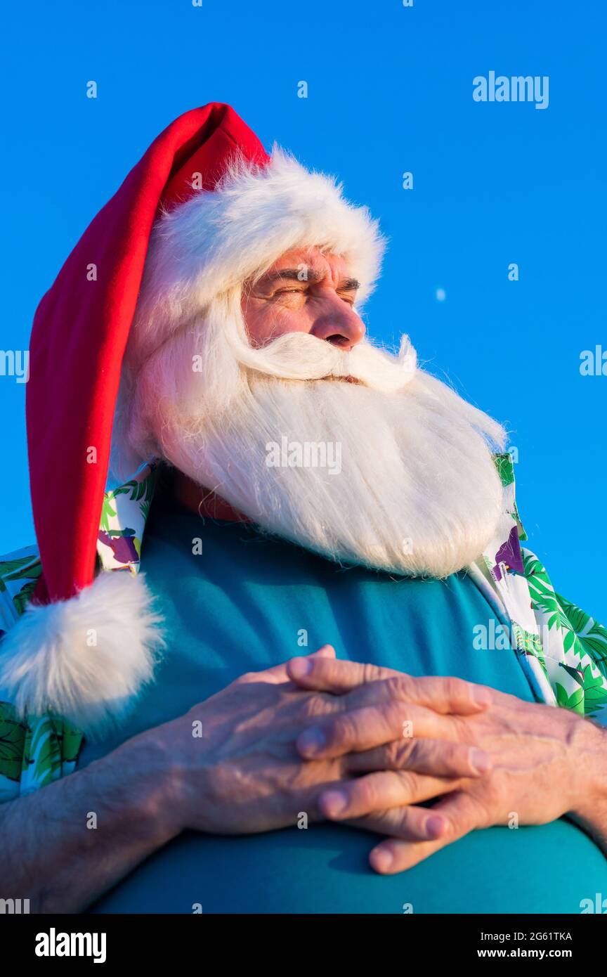 Le Père noël dans une chemise hawaïenne sur fond bleu Photo Stock - Alamy