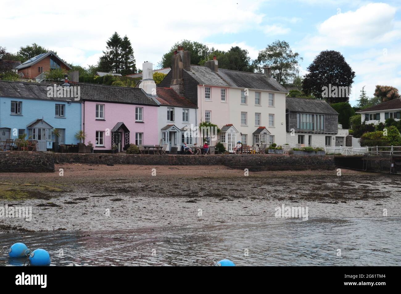 Les maisons aux couleurs pastel et les bâtiments au bord du quai de Dittisham, dans le quartier de South Hams, donnent sur la rivière Dart Banque D'Images