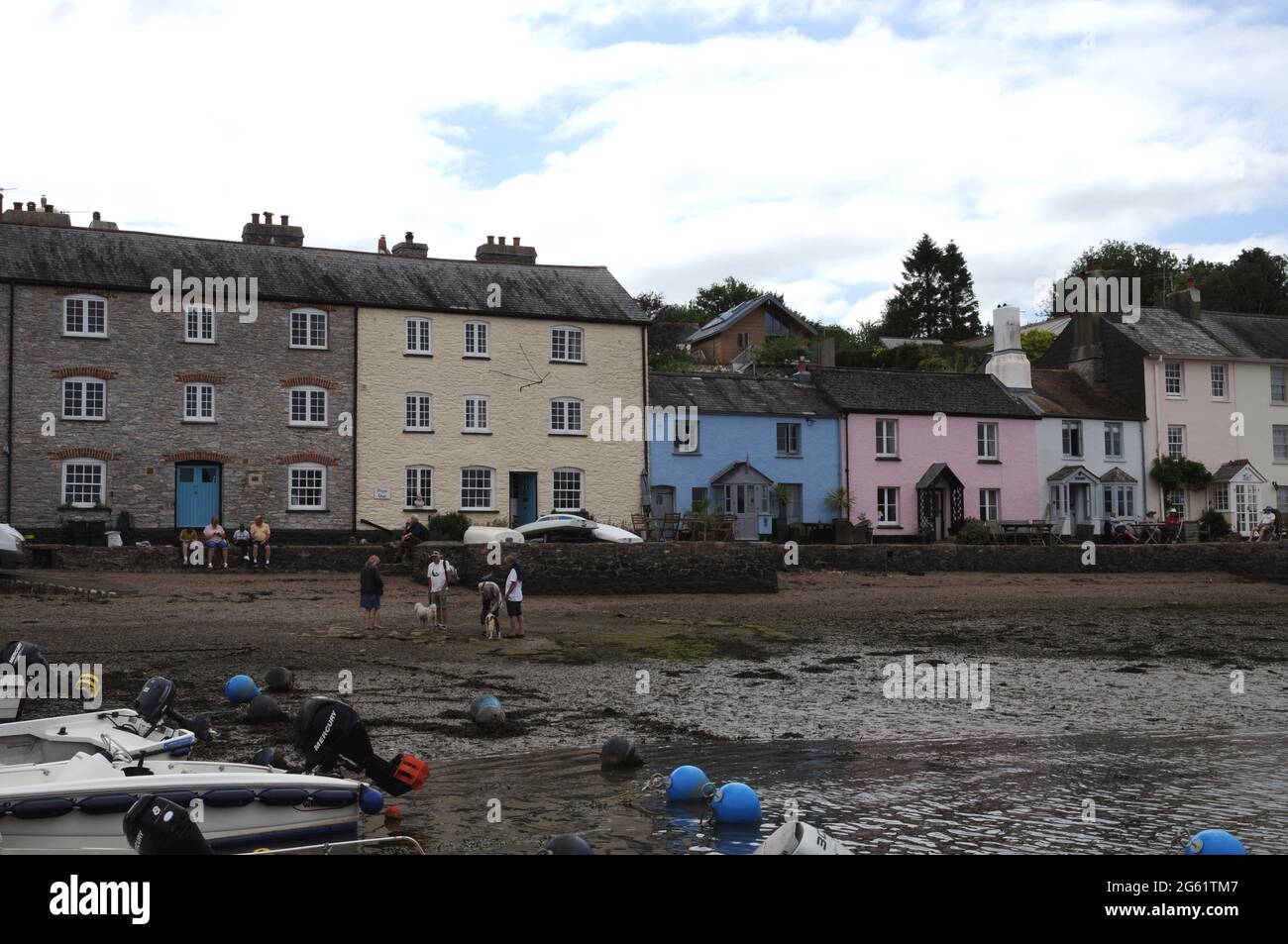 Les maisons aux couleurs pastel et les bâtiments au bord du quai de Dittisham, dans le quartier de South Hams, donnent sur la rivière Dart Banque D'Images