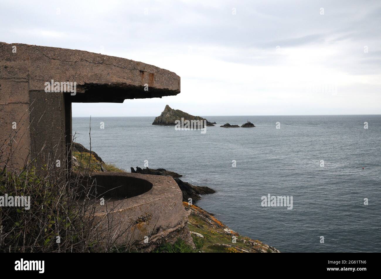 Une des deux positions de projecteurs à Brownstone Battery, une défense côtière de la Seconde Guerre mondiale construite pour protéger Dartmouth, l'estuaire de Dart et Start Bay. Banque D'Images