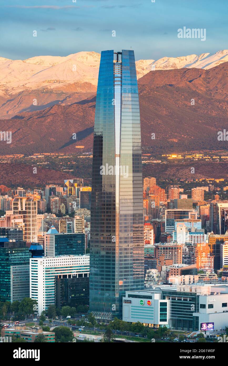 Santiago, région Metropolitana, Chili - Voir Gran Torre Santiago, le plus haut bâtiment d'Amérique latine. Banque D'Images