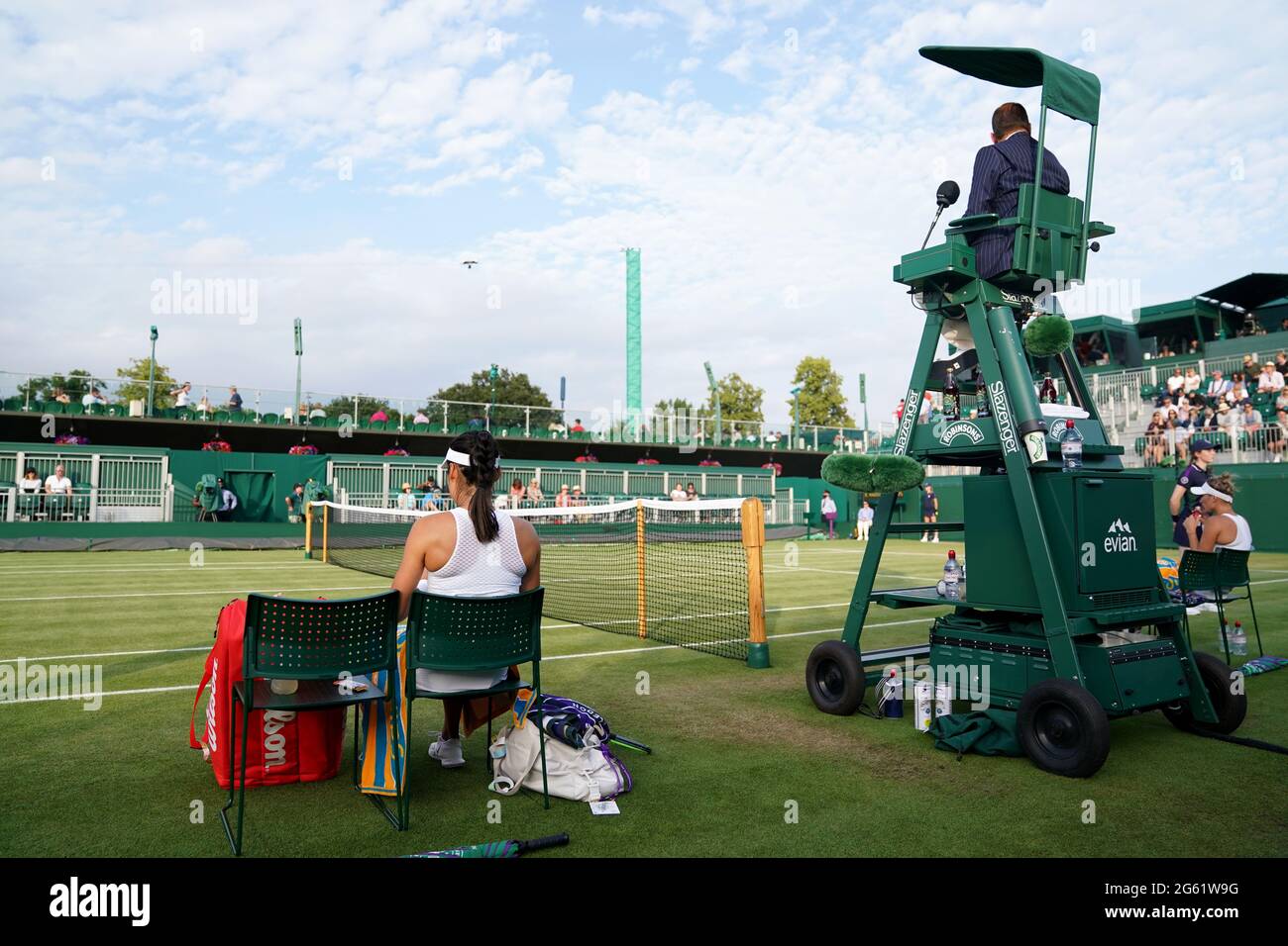 Emma Raducanu fait une pause-boisson lors du deuxième match sur le court 12 le quatrième jour de Wimbledon le quatrième jour de Wimbledon au All England Lawn tennis and Croquet Club, Wimbledon. Date de la photo : jeudi 1er juillet 2021. Banque D'Images